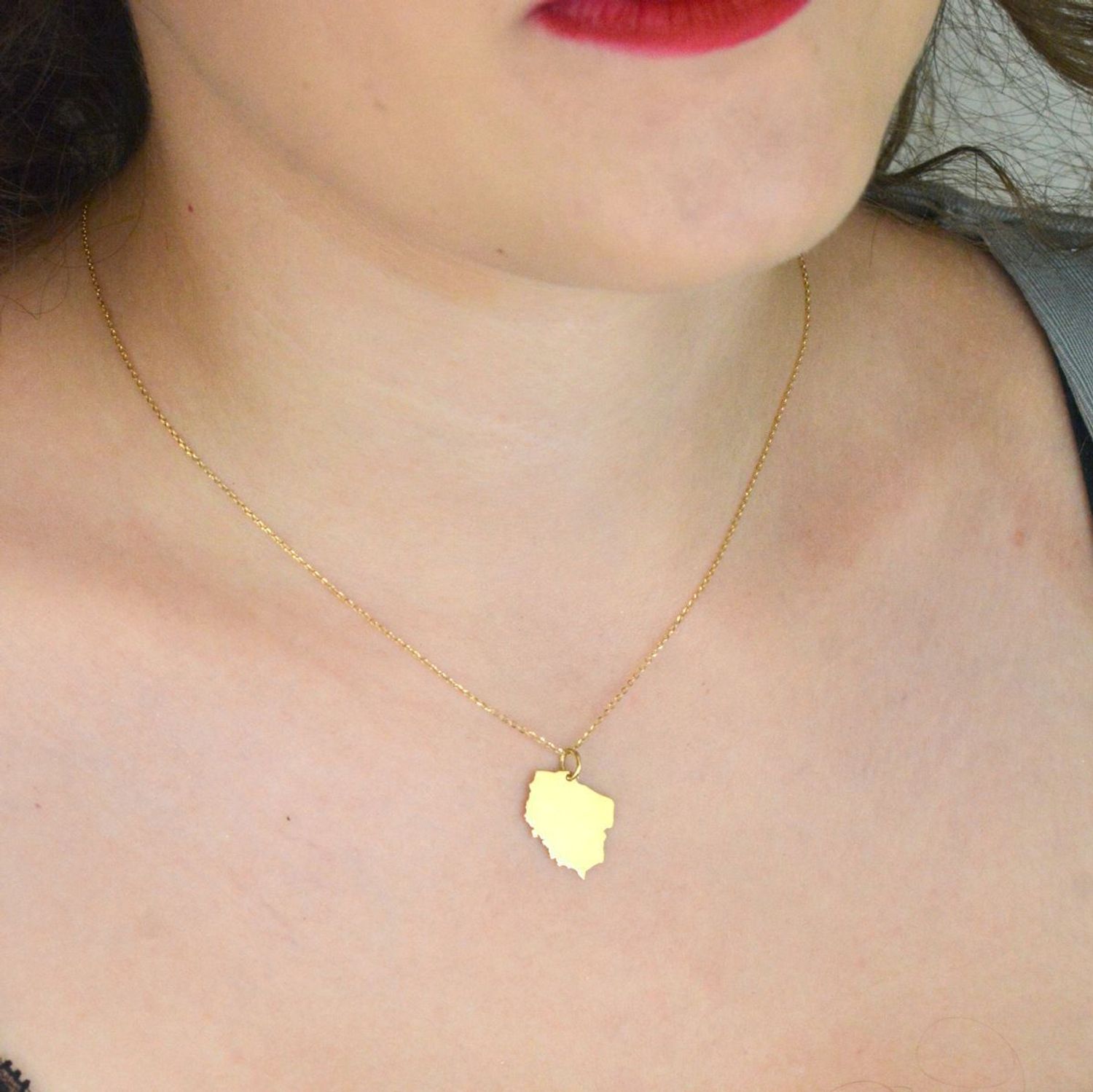 Delikatny złoty łańcuszek próby 585 o splocie ankier. Szerokość 0,5 mm, waga 0,89 g. Klasyczny i subtelny – idealny do zawieszek i na prezent.1.jpg